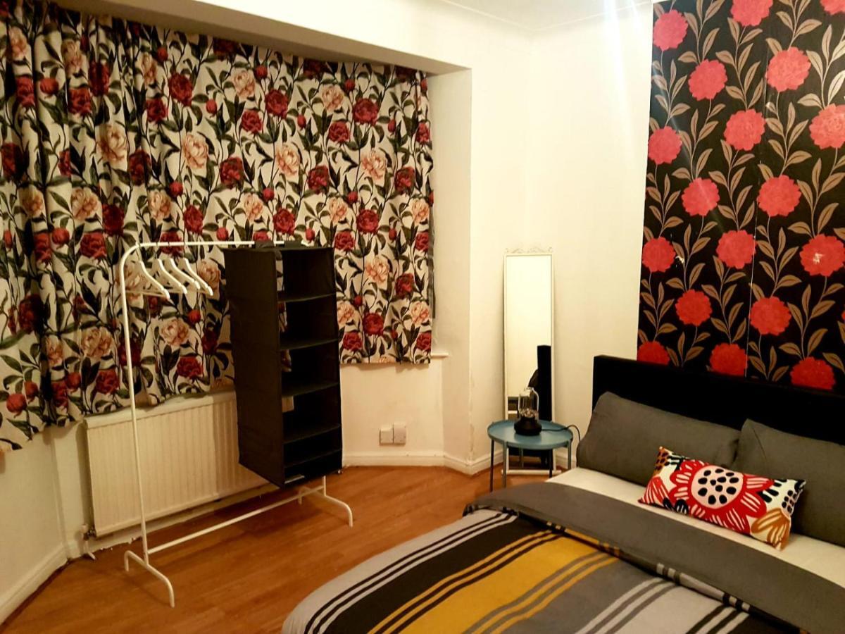Budget House In Gants Hill Bed & Breakfast Ilford Exterior photo