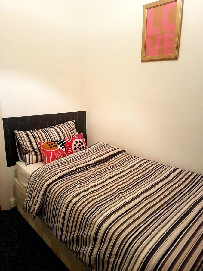 Budget House In Gants Hill Bed & Breakfast Ilford Exterior photo