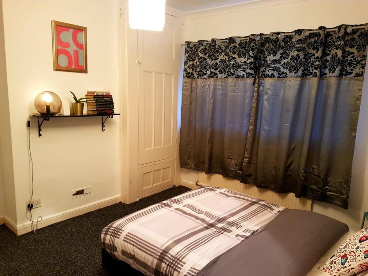 Budget House In Gants Hill Bed & Breakfast Ilford Exterior photo