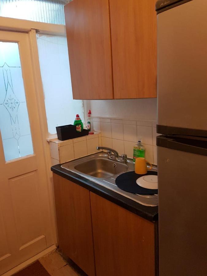 Budget House In Gants Hill Bed & Breakfast Ilford Exterior photo