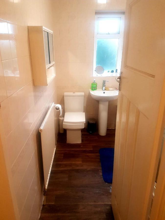 Budget House In Gants Hill Bed & Breakfast Ilford Exterior photo