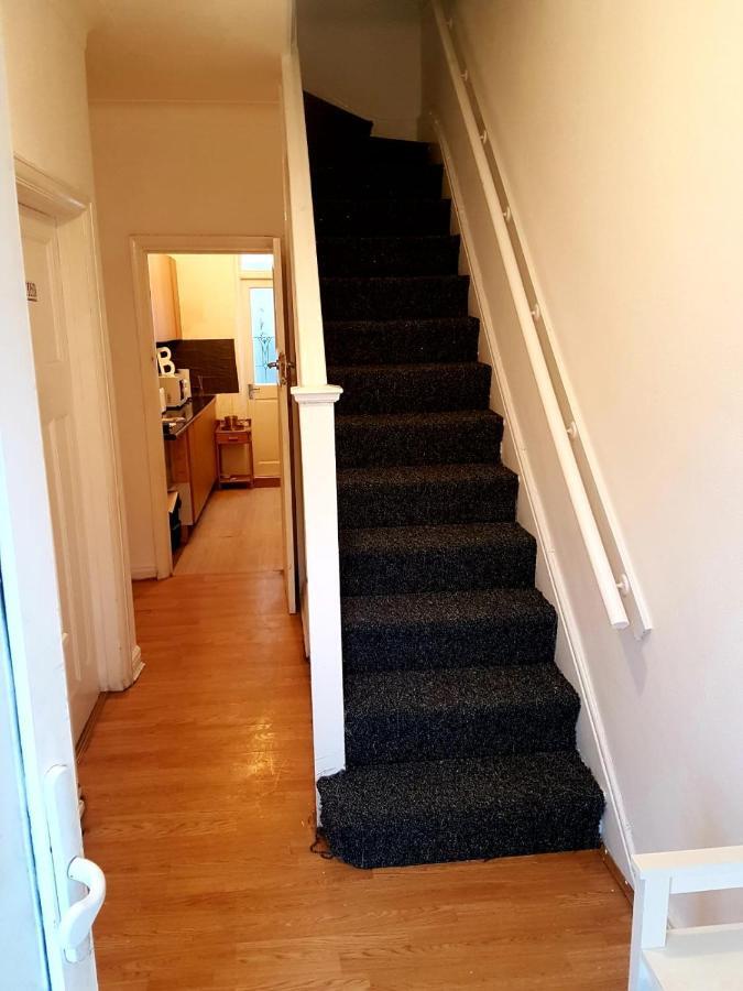 Budget House In Gants Hill Bed & Breakfast Ilford Exterior photo